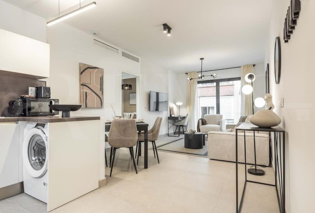Modern Apartment With Patio & Parking By Rems Малага Экстерьер фото