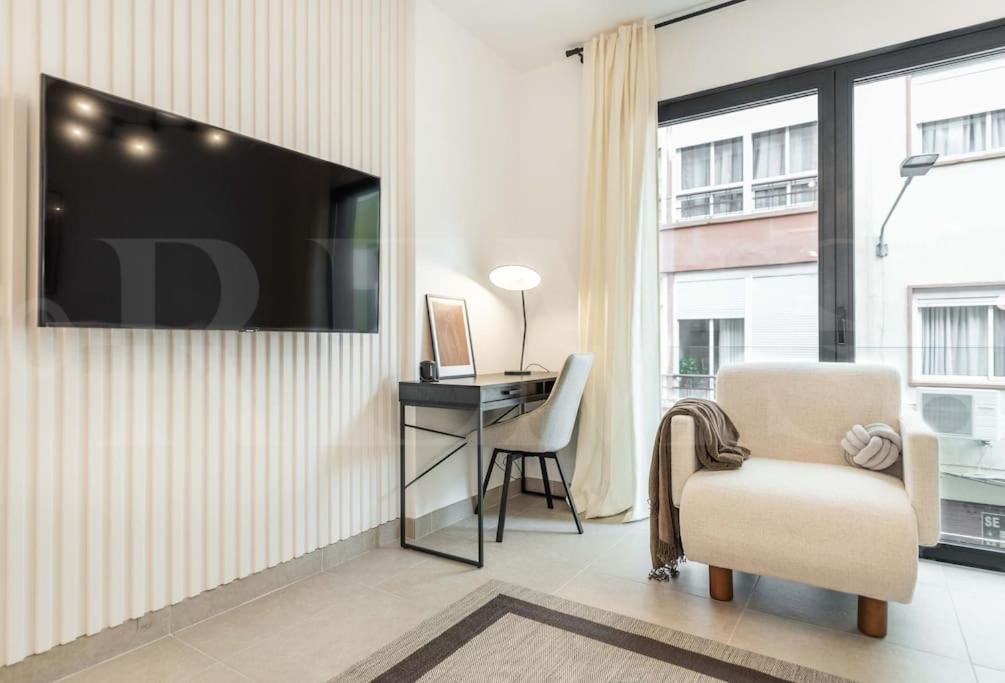 Modern Apartment With Patio & Parking By Rems Малага Экстерьер фото