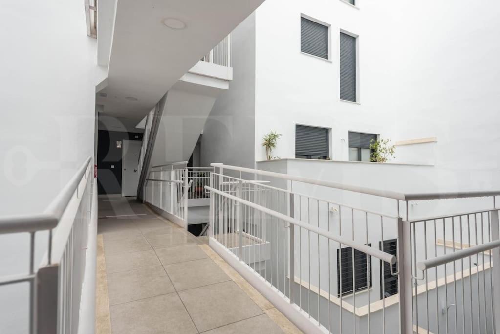 Modern Apartment With Patio & Parking By Rems Малага Экстерьер фото